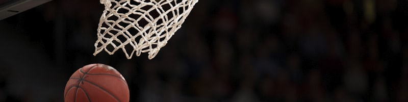 篮球NBA比赛激烈对抗 - 球员上篮瞬间